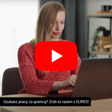 zdjęcie kobiety przy komputerze, napis: Szukasz pracy za granicą? Zrób to razem z EURES!