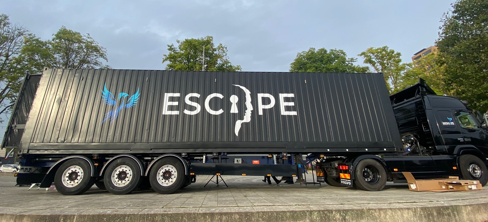 czarna ciężarówka z napisem escape truck