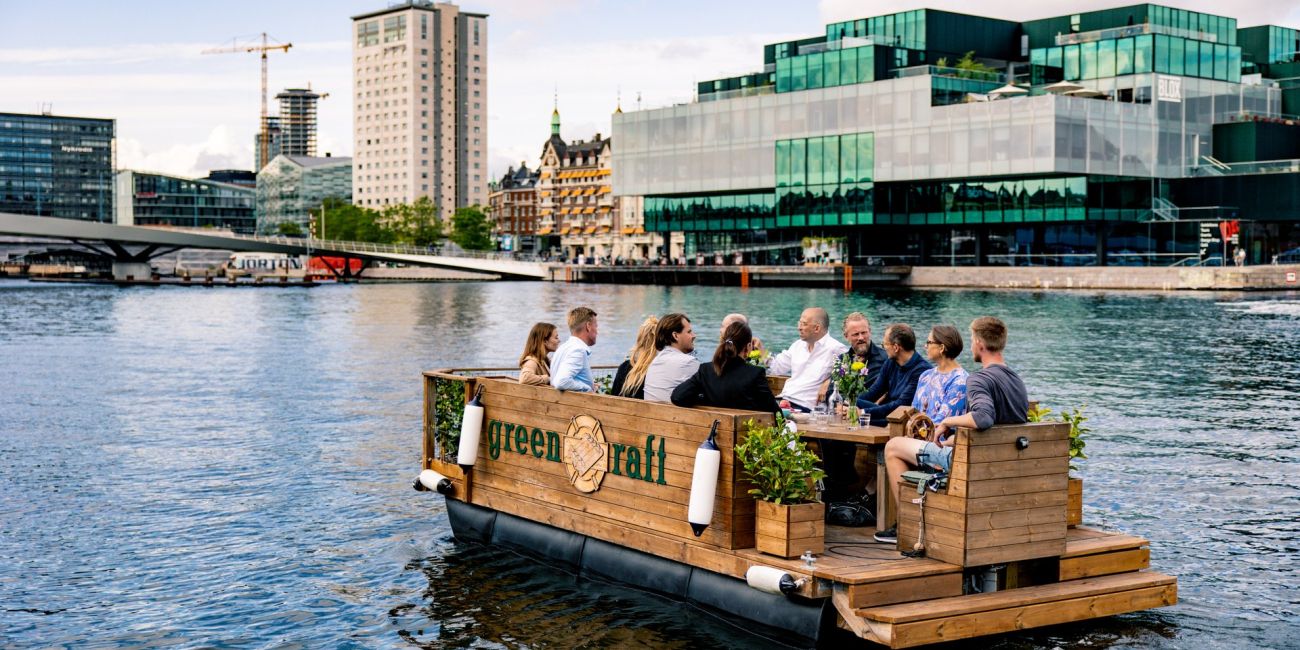 zdjęcie promujące wydarzenie online Living in Denmark, kilka osób płynących na łódce
