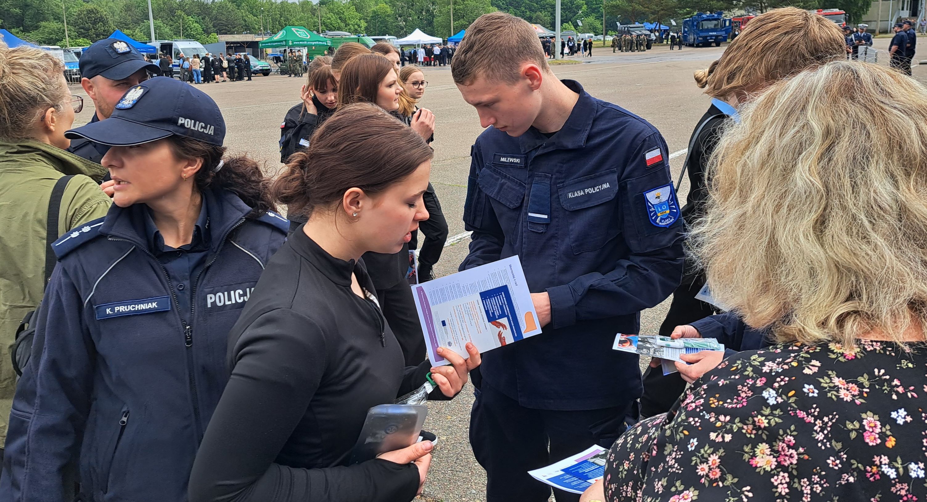 Zdjęcie przedstawia młodzież otrzymującą informacje podczas targów