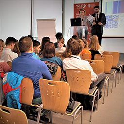 na zdjęciu uczestnicy konferencji oraz prowadzący