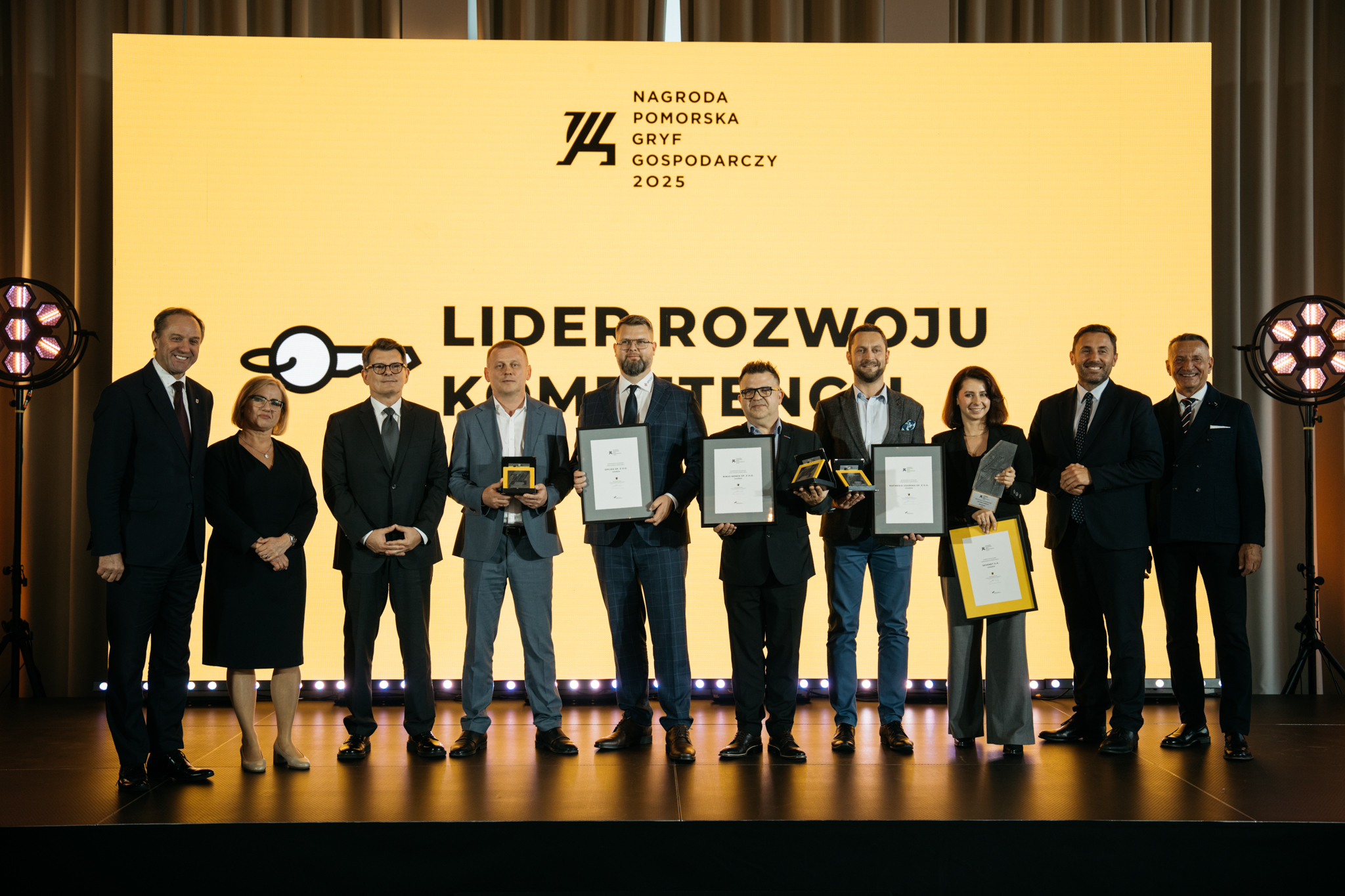 Grafika przedstawia lidera Rozwoju Kompetencji konkursu Gryfa Gospodarczego 2024, stocznia CRIST S.A. z Gdyni. Statuetkę trzyma Ewa Kruchelska, wiceprzewodnicząca Rady Nadzorczej.